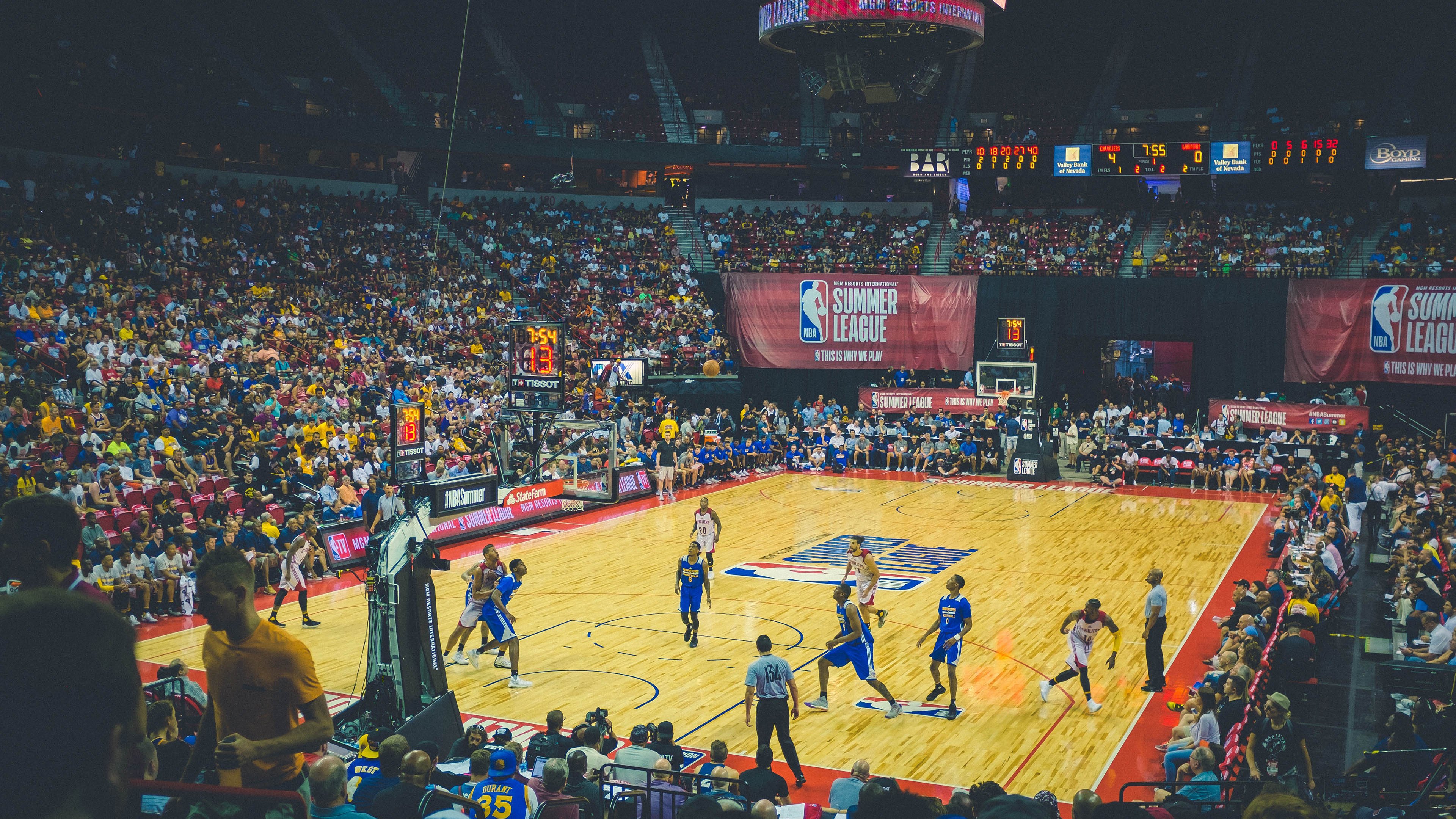 库里赛后与小球迷温情互动，库里和队友